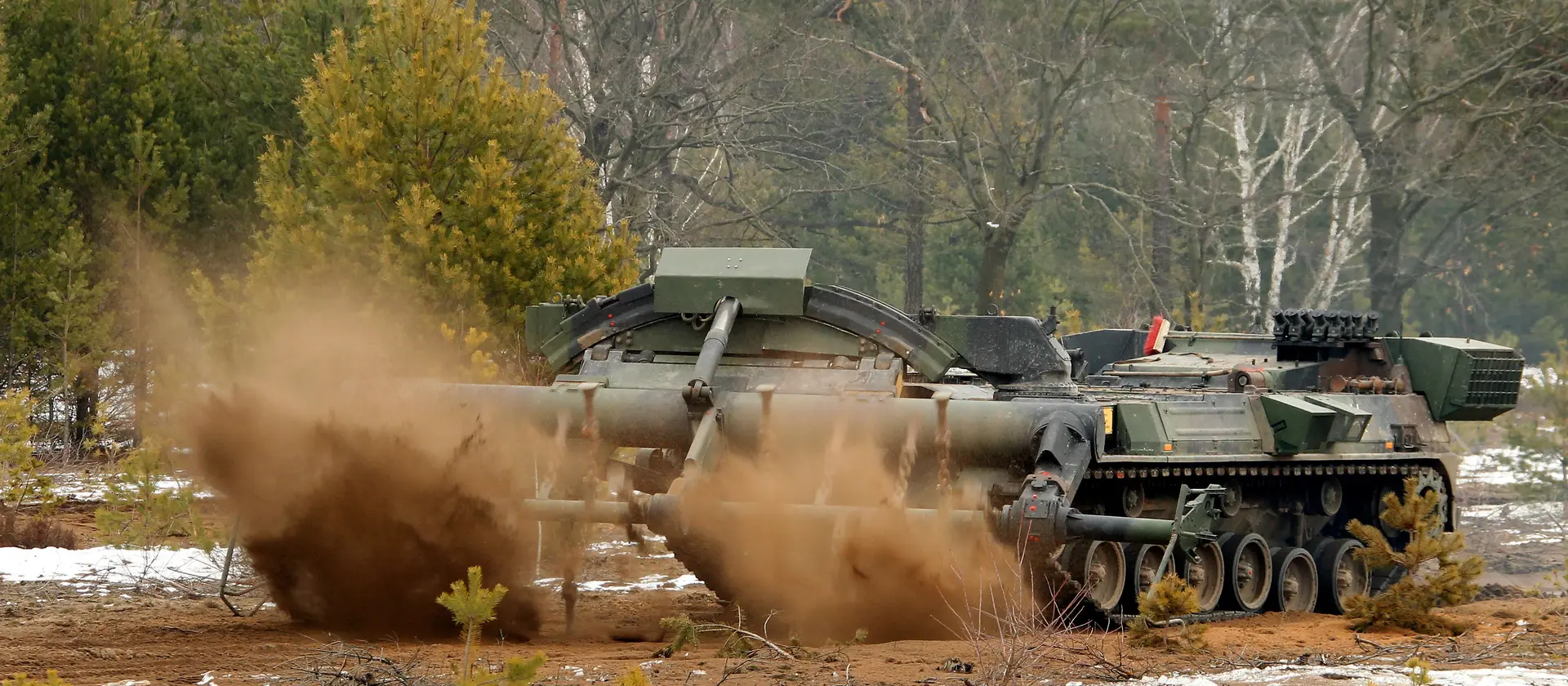 Ein Panzer der Bundeswehr rollt über ein Feld