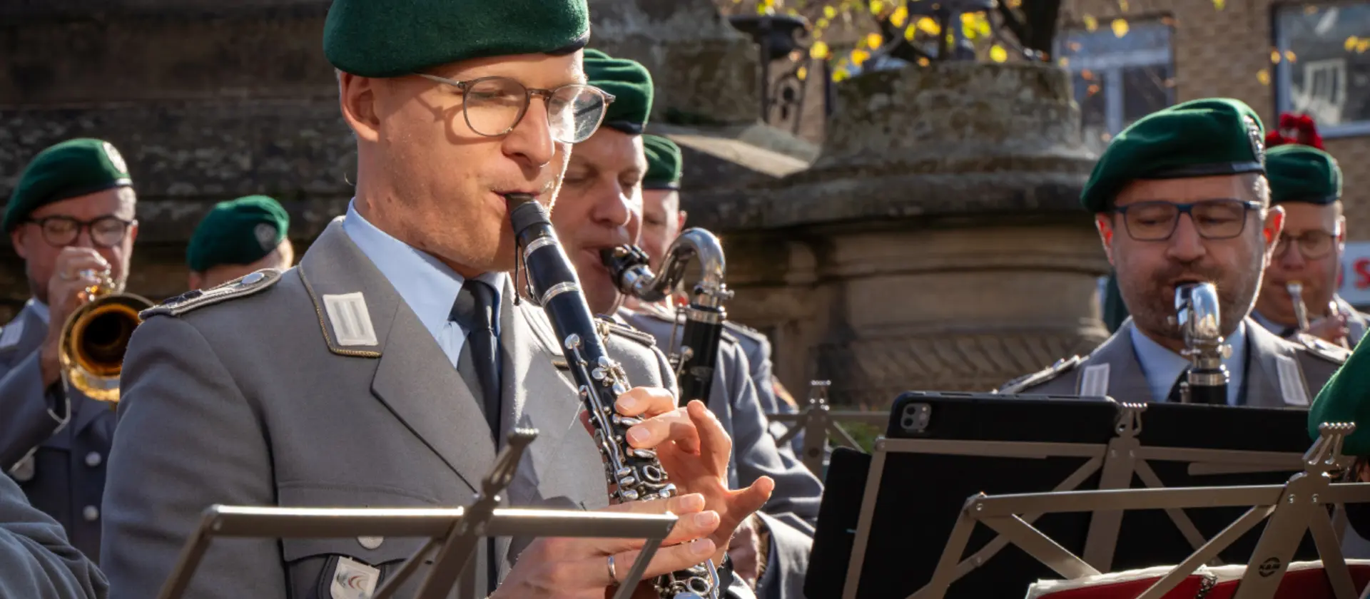 Ein Soldat der Bundeswehr spielt auf einer Klarinette 