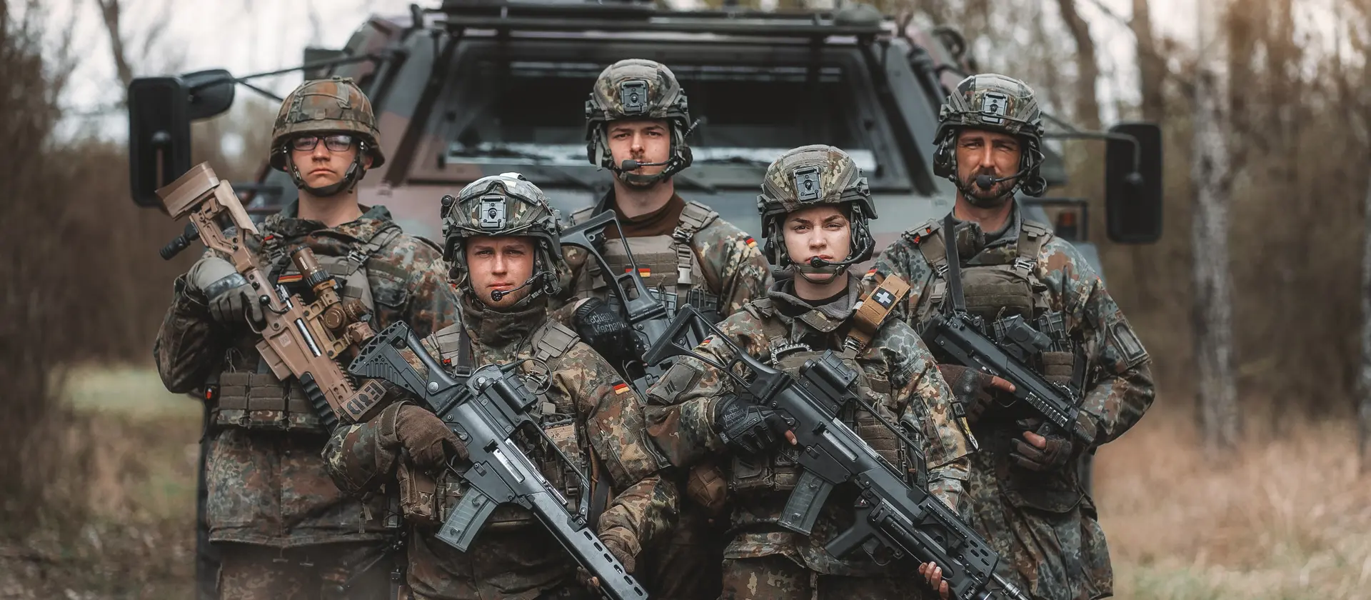 Soldatinnen und Soldaten der Bundeswehr stehen vor einem Fahrzeug
