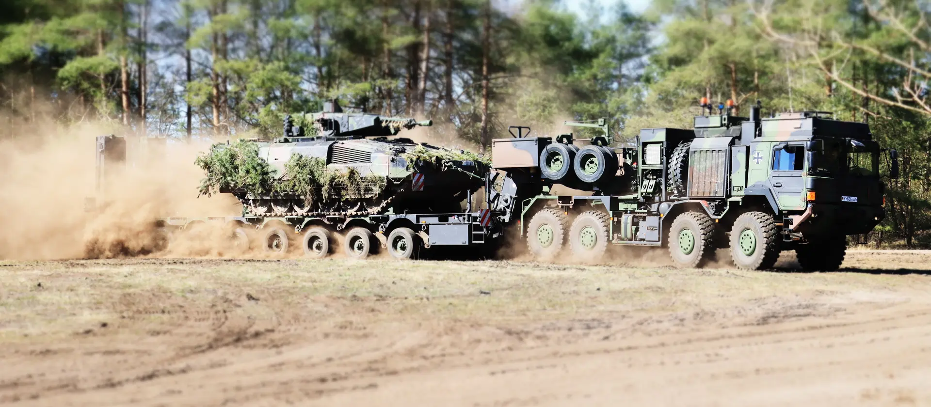 Ein Lkw der Bundeswehr transportiert einen Panzer