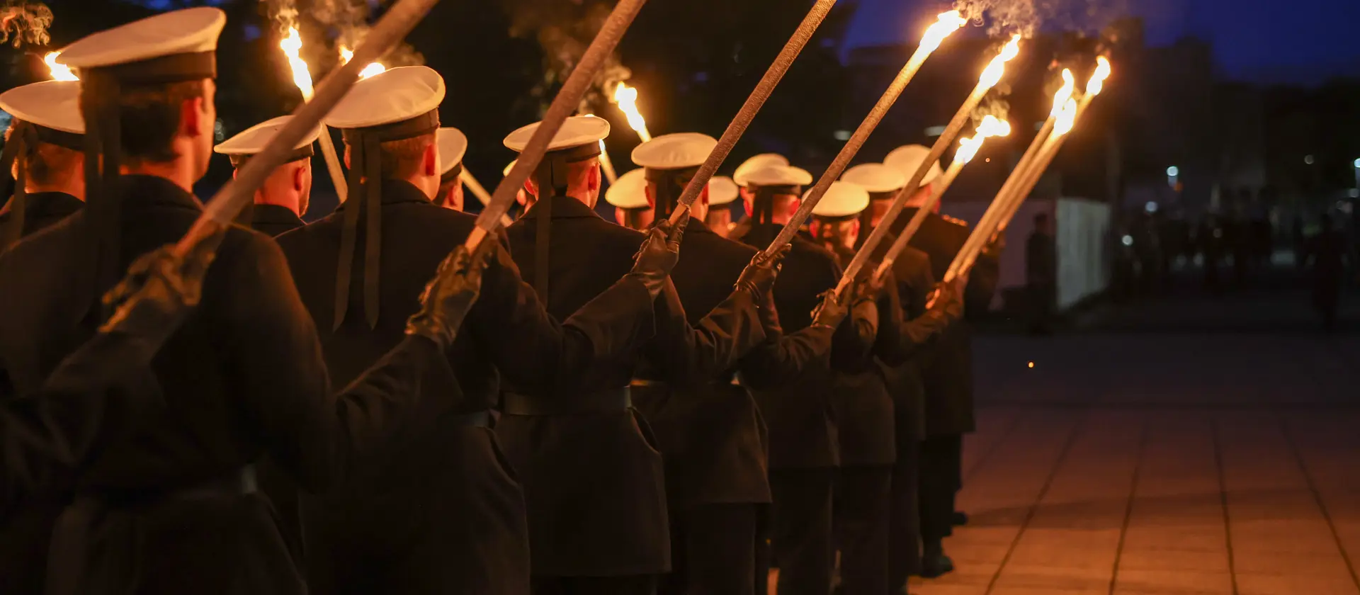 Soldaten mit Fackeln