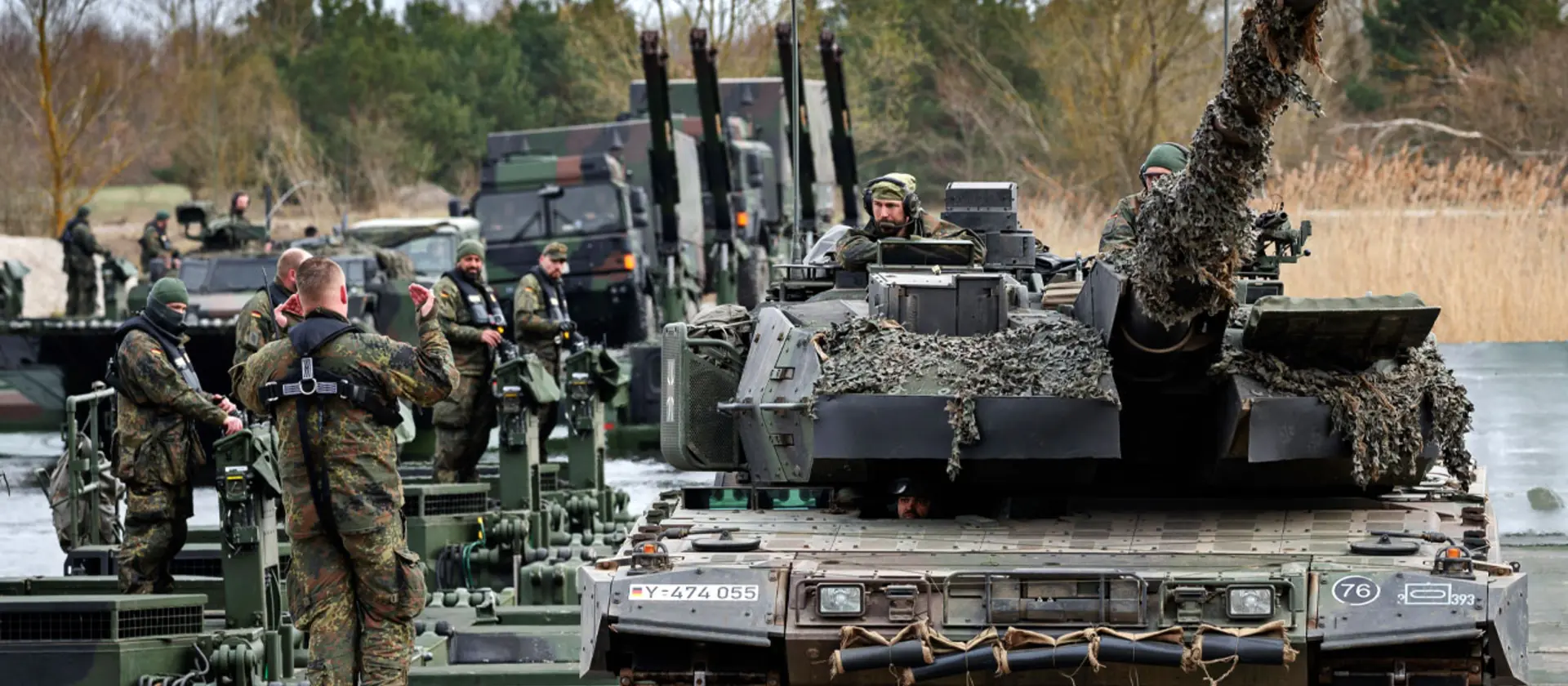 Panzer und verschiedene Fahrzeuge der Bundeswehr