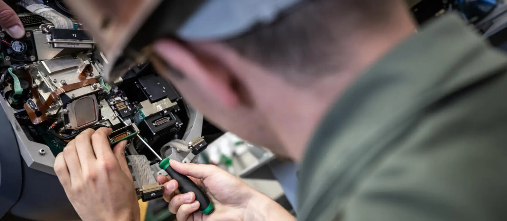 Ein Elektroniker der Bundeswehr