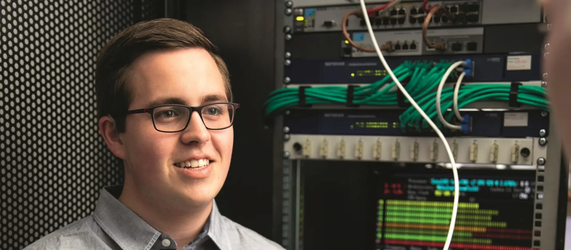 Ein Fachinformatiker überprüft einen Serverschrank