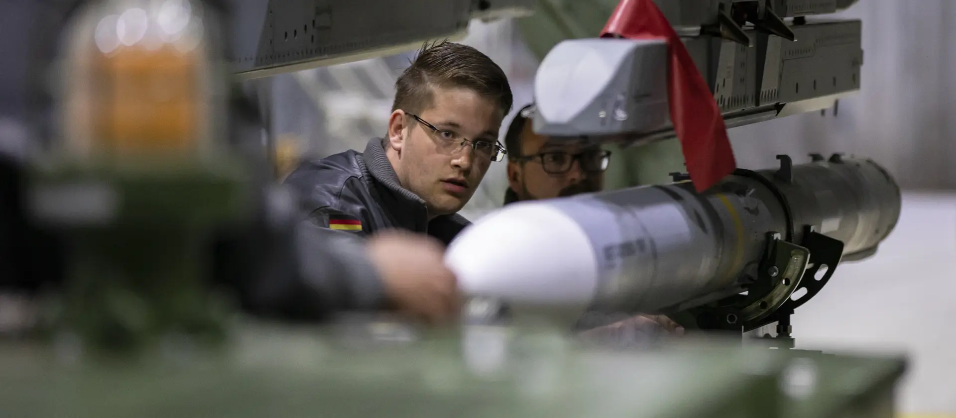 Fluggeräteelektroniker bei der Arbeit an einem Kampfflugzeug