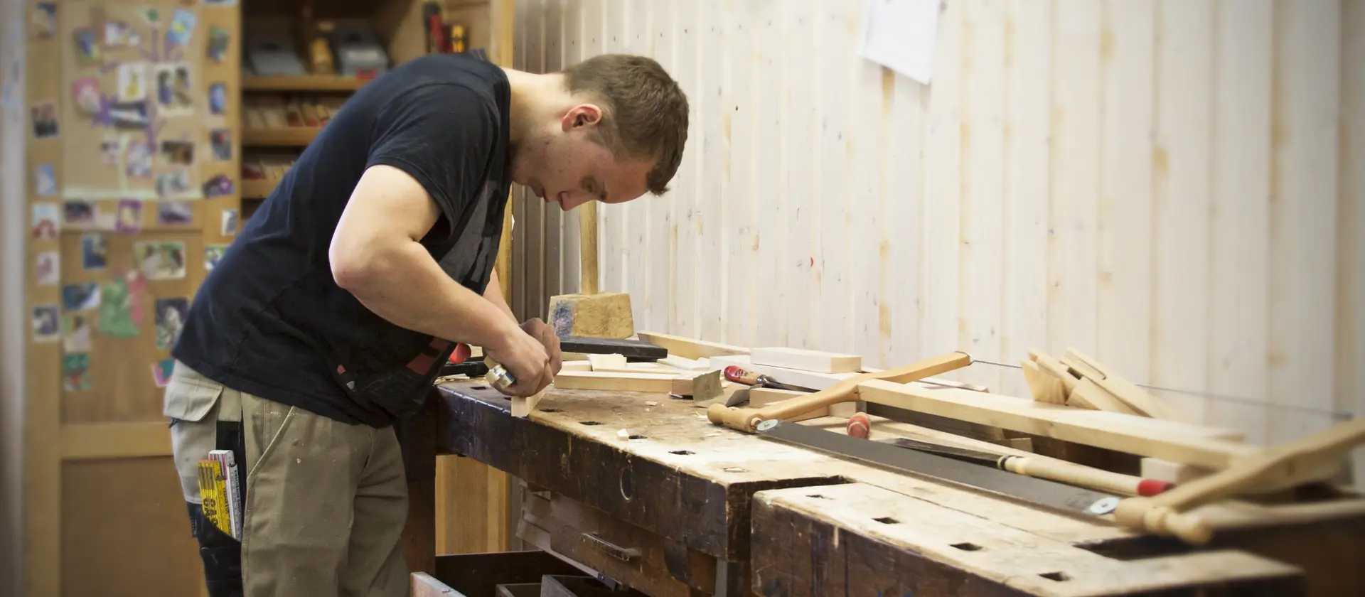 Ein Holzmechaniker arbeitet an einer Werkbank