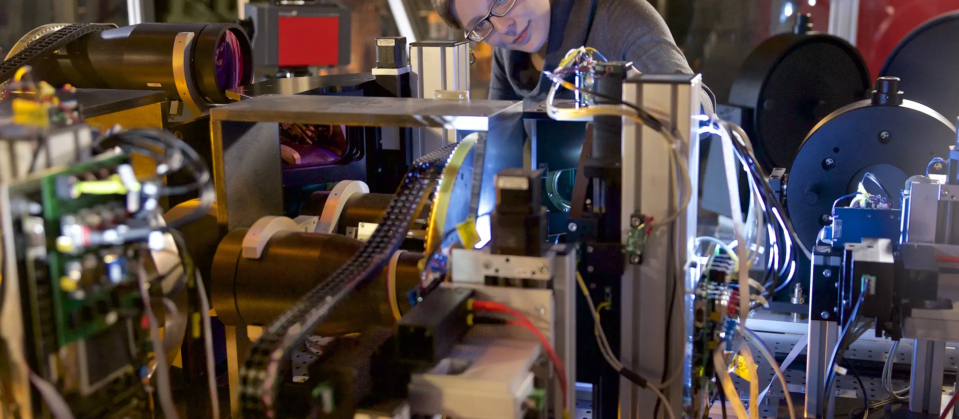 Mechatronikerin bei der Arbeit an technischem Gerät