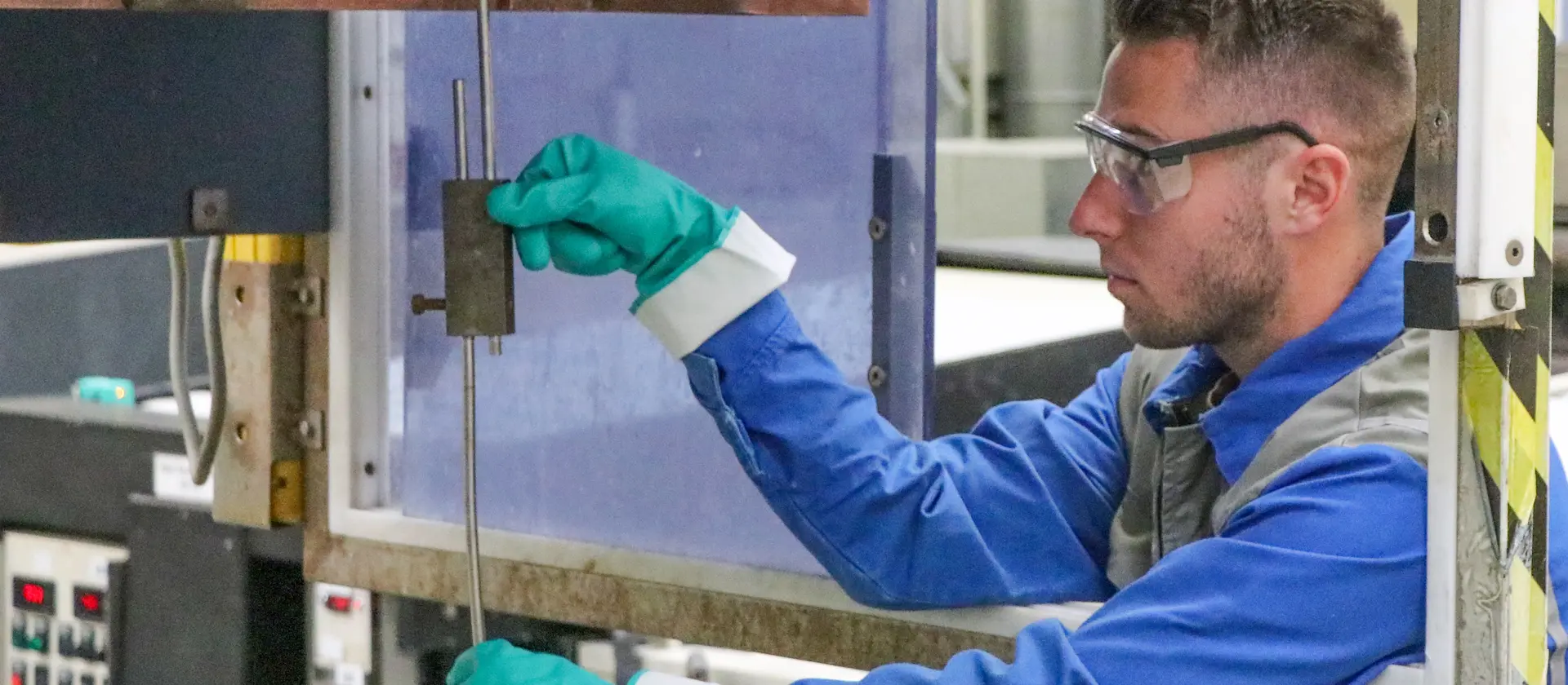 Ein Oberflächenbeschichter mit Schutzbrille bei der Arbeit