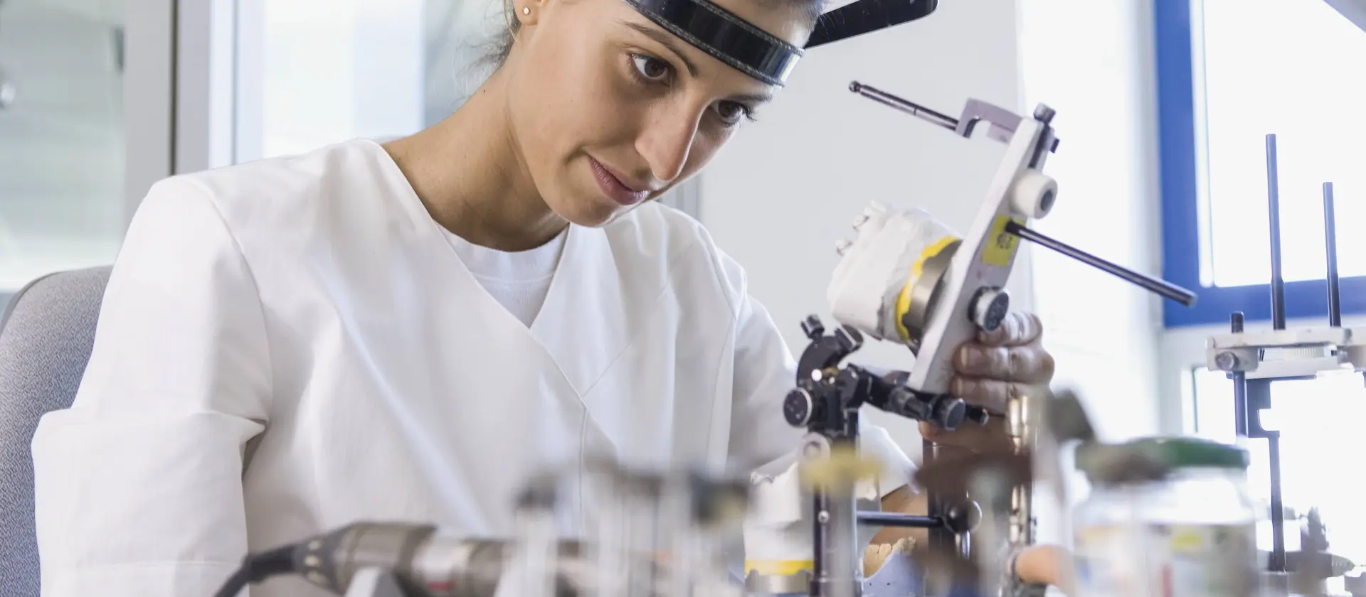 Eine Zahntechnikerin bei der Arbeit