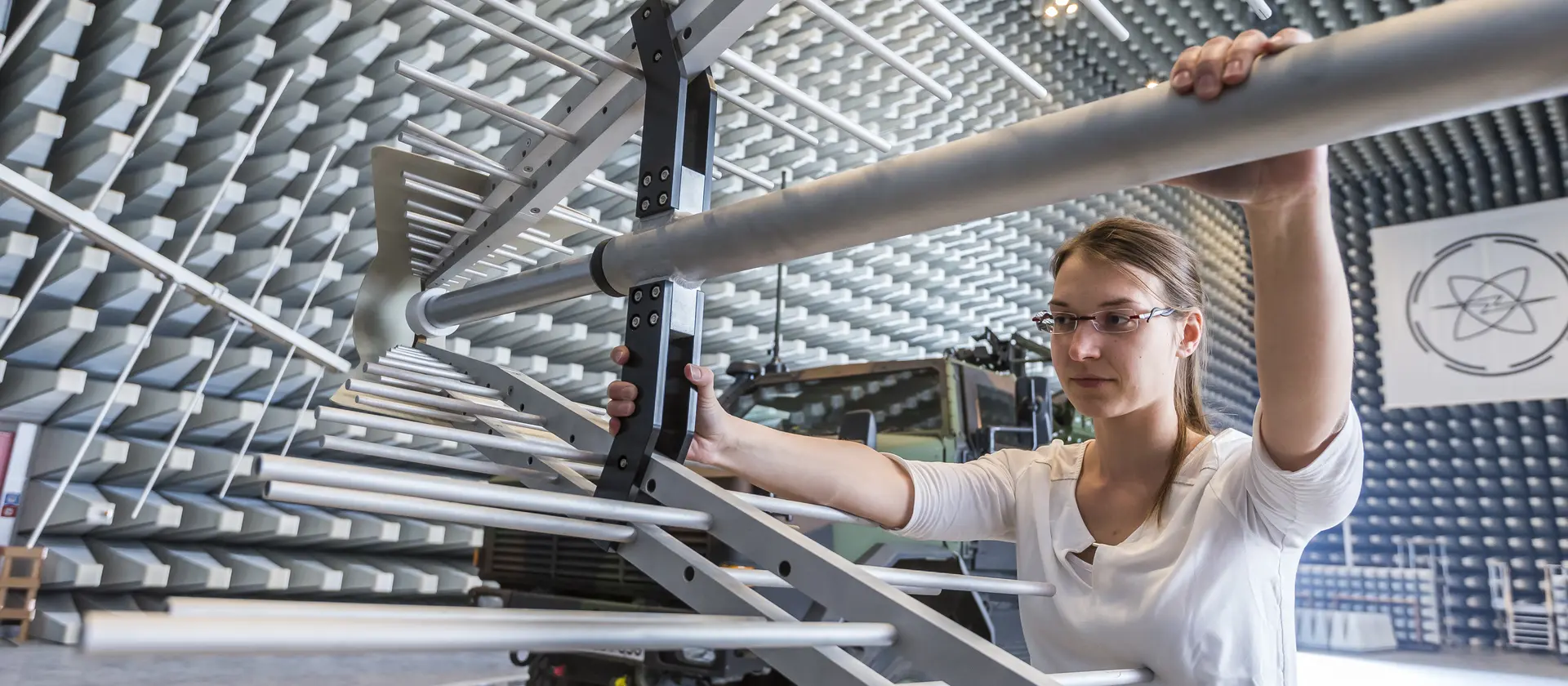 Ingenieurin bei der Arbeit an einer Aluminiumantenne in der ein Halle