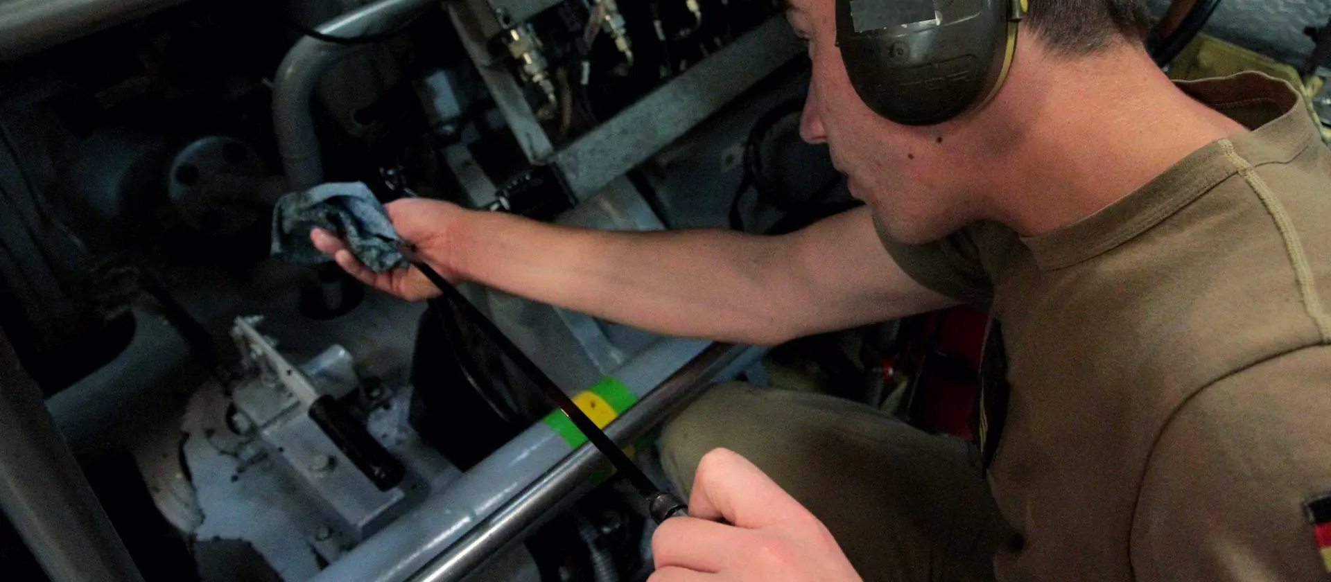 Schiffsmechaniker mit Kopfhörern bei der Arbeit