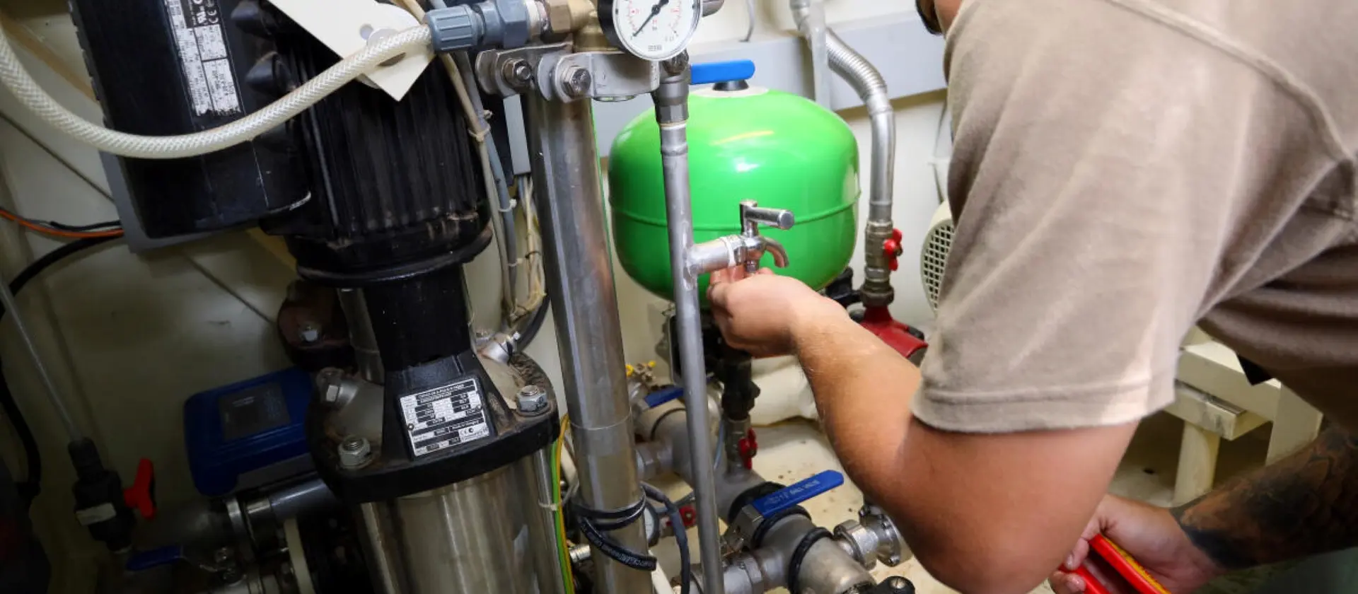 Eine männliche Fachkraft für Abwassertechnik prüft technische Anlagen