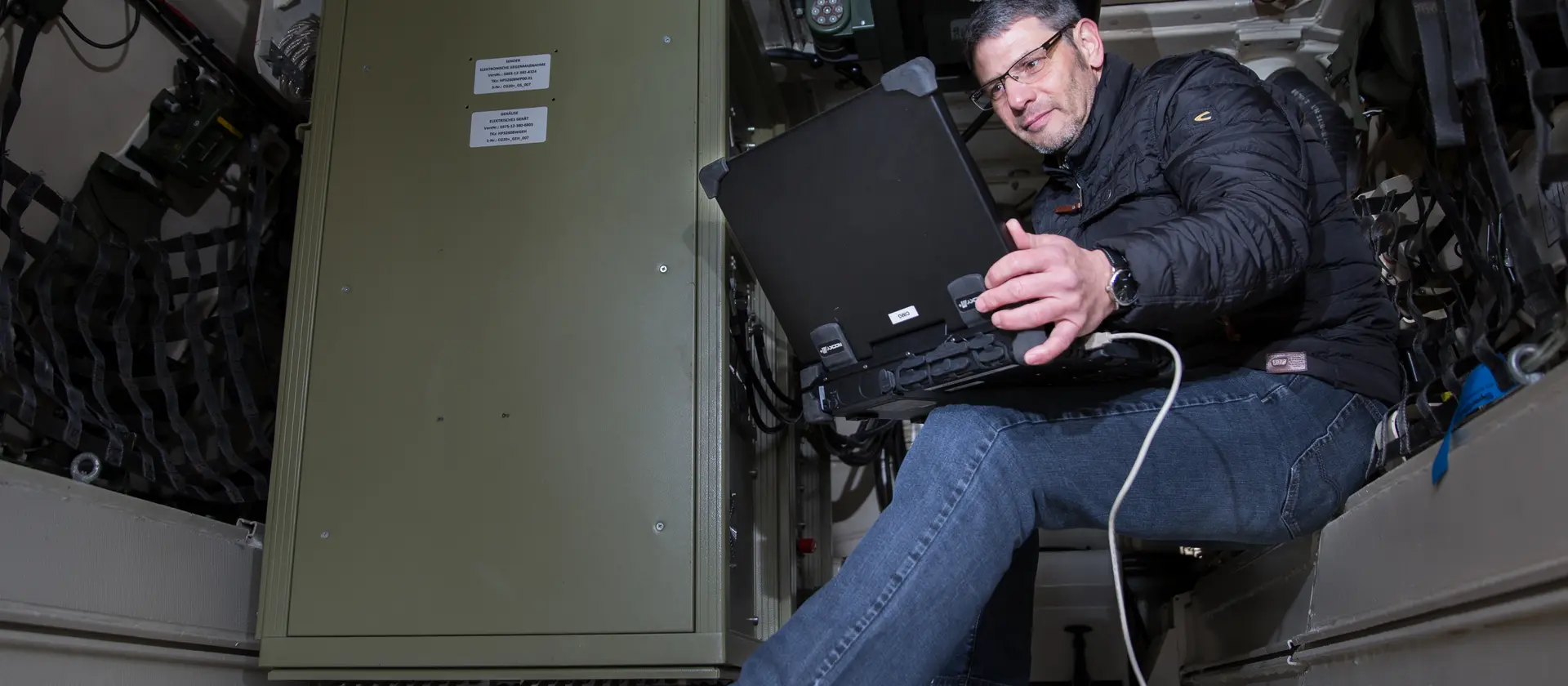 Techniker bei der Arbeit an einem Laptop