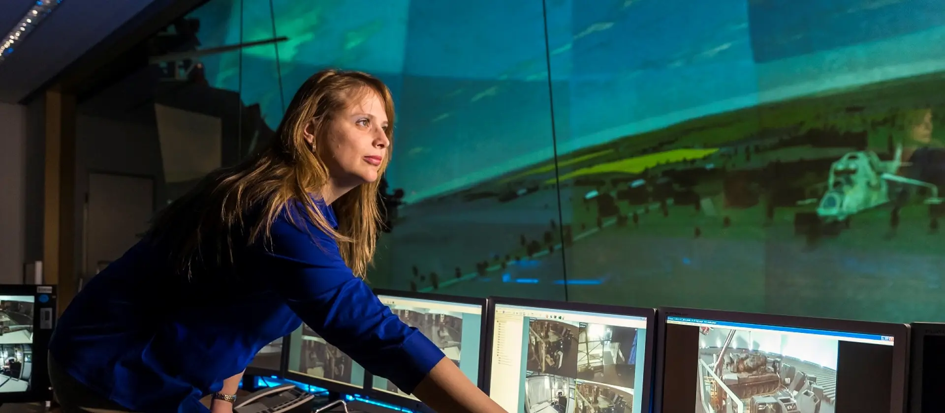 Eine Frau schaut auf einen großen Monitor mit einer Simulation