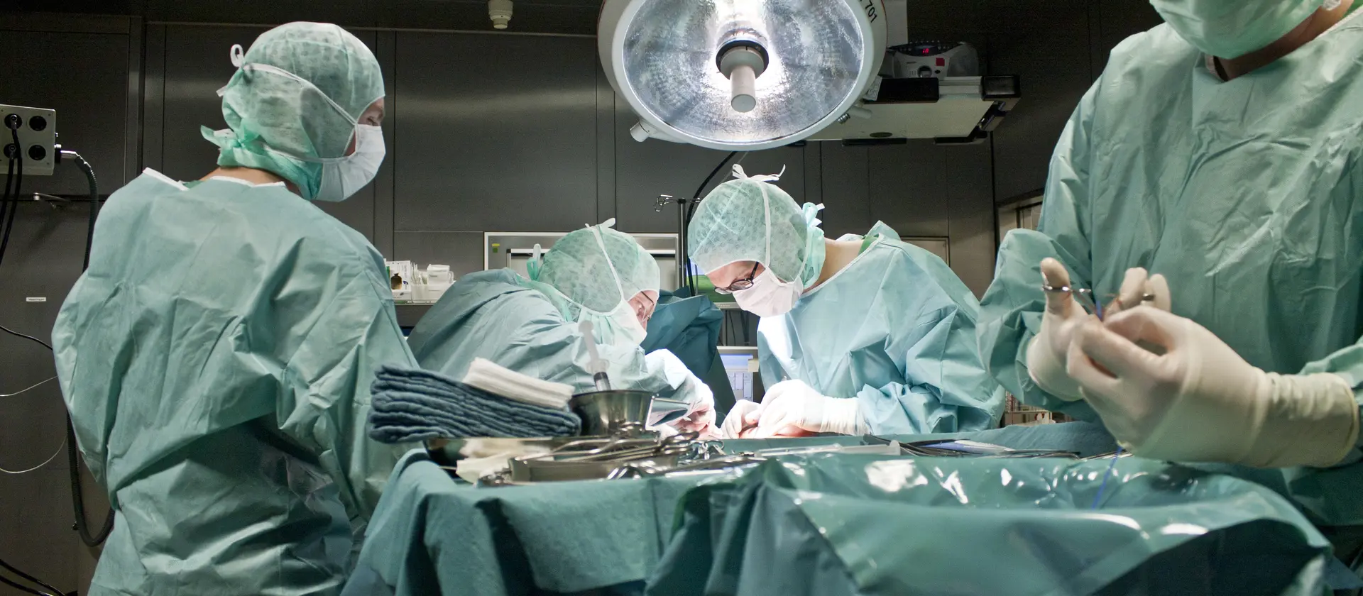 Ärzte am OP-Tisch während einer Operation