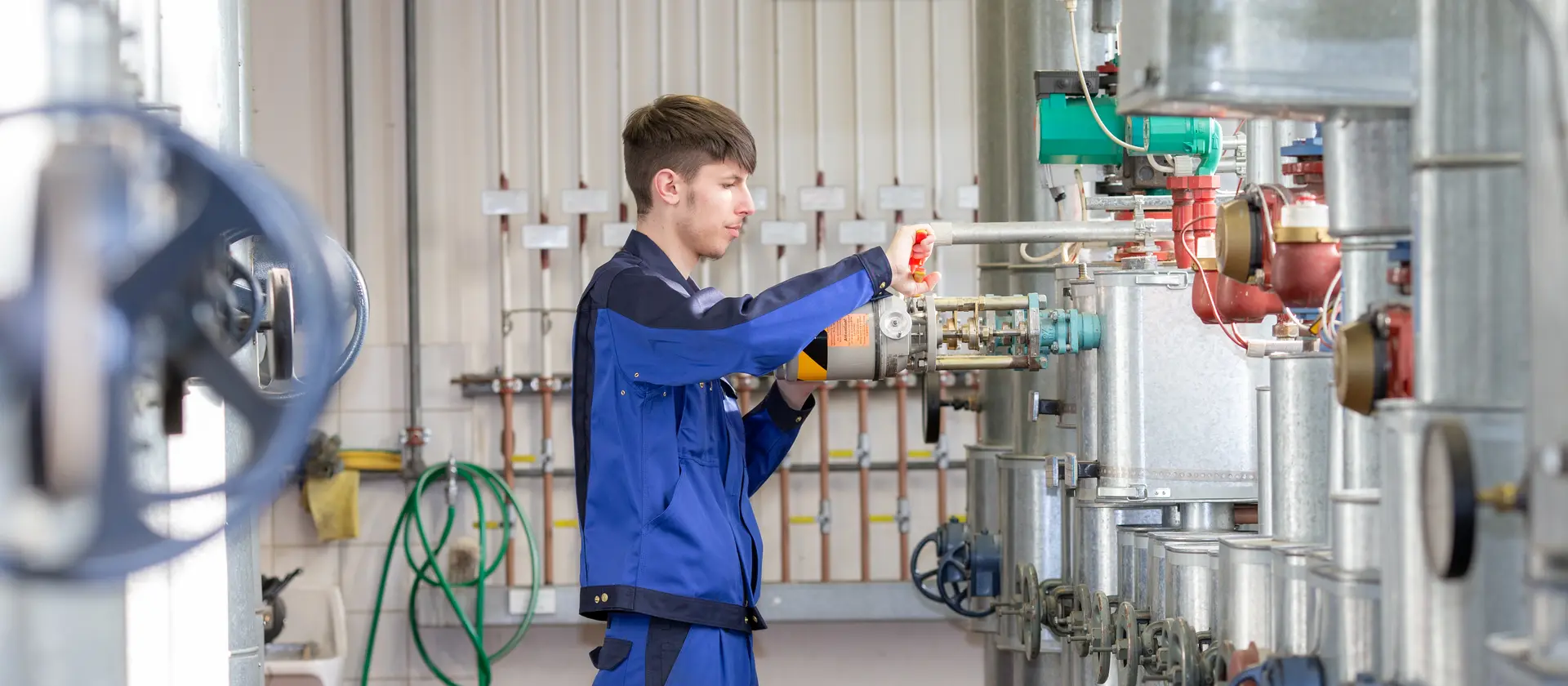 Anlagenmechaniker bei der Arbeit in einer Werkshalle