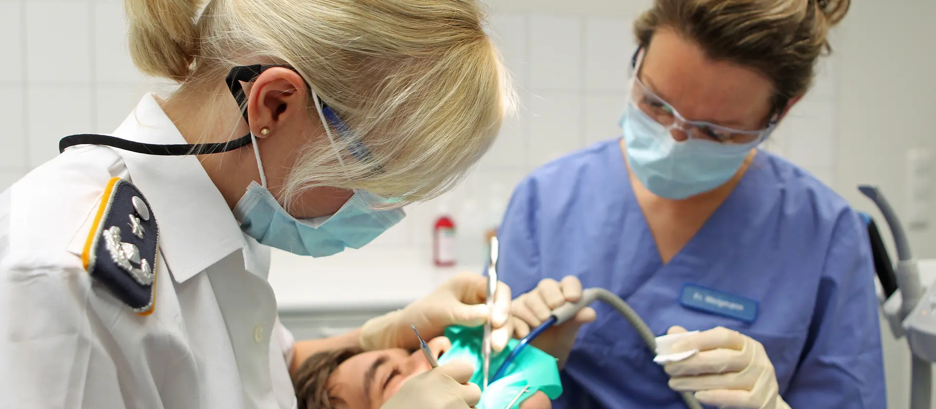 Eine Zahnärztin der Bundeswehr bei der Arbeit an einem Patienten