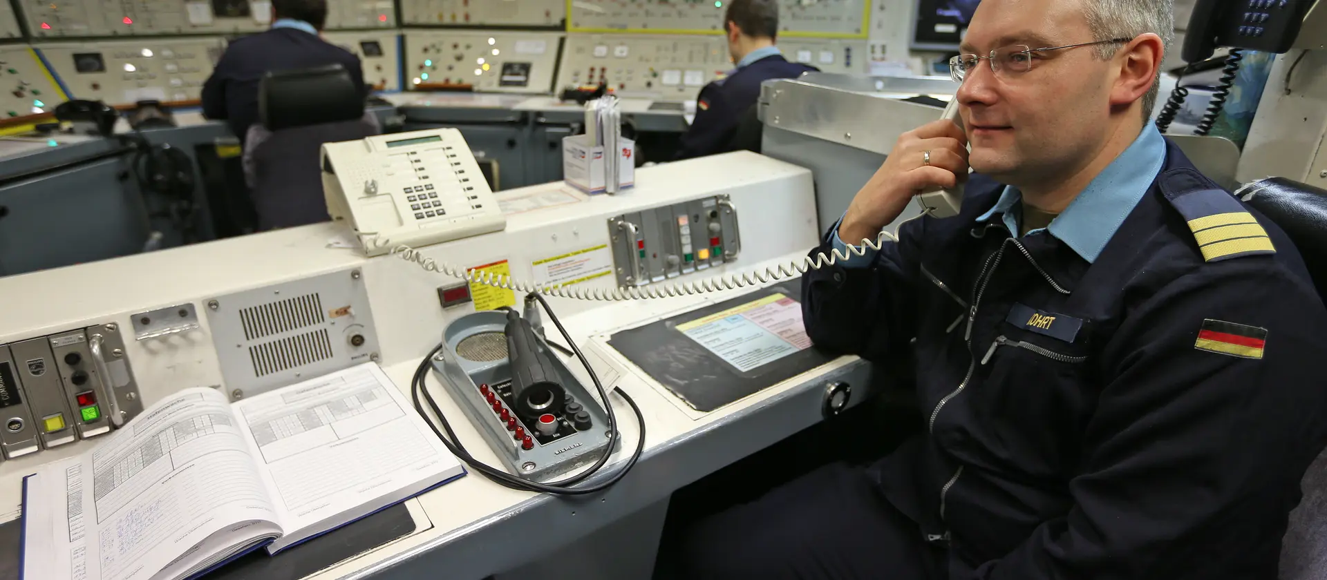 Ein Ingenieur für Schiffstechnik in Uniform bei der Arbeit
