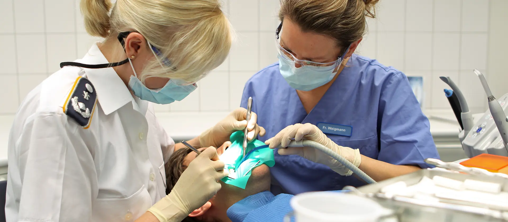 Eine Zahnärztin der Bundeswehr bei der Arbeit an einem Patienten