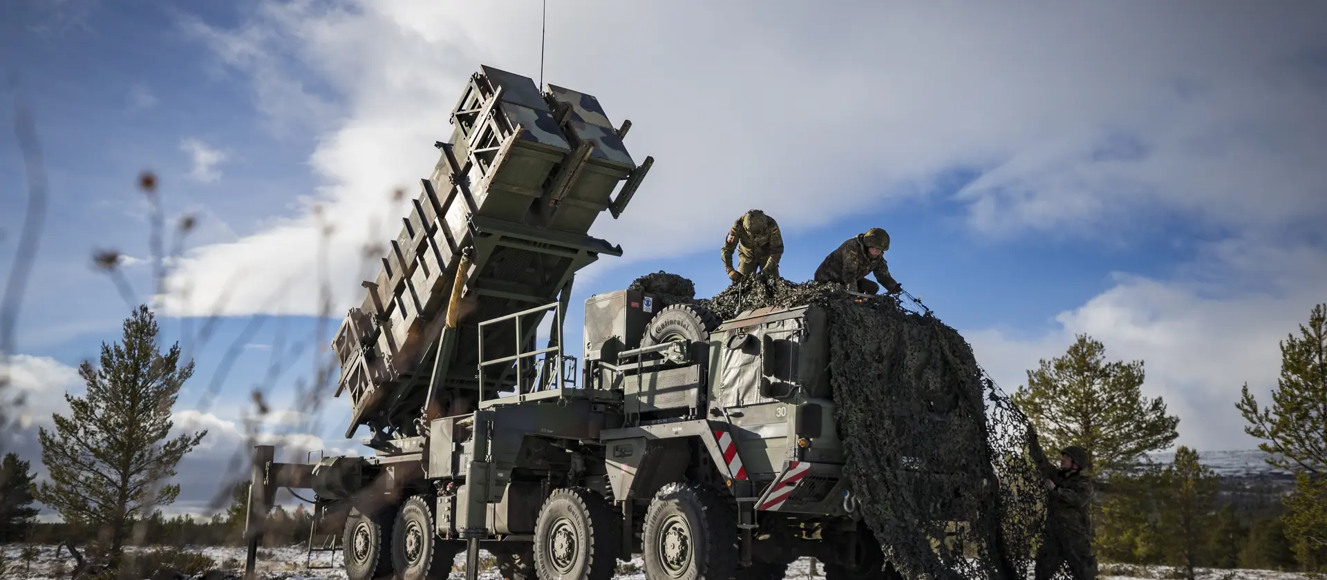 Bundeswehrfahrzeug der Flugabwehr steht im Gelände und sichert den Luftraum