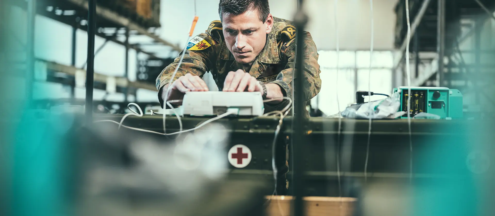 Medizintechniker in Uniform überprüft technisches Gerät