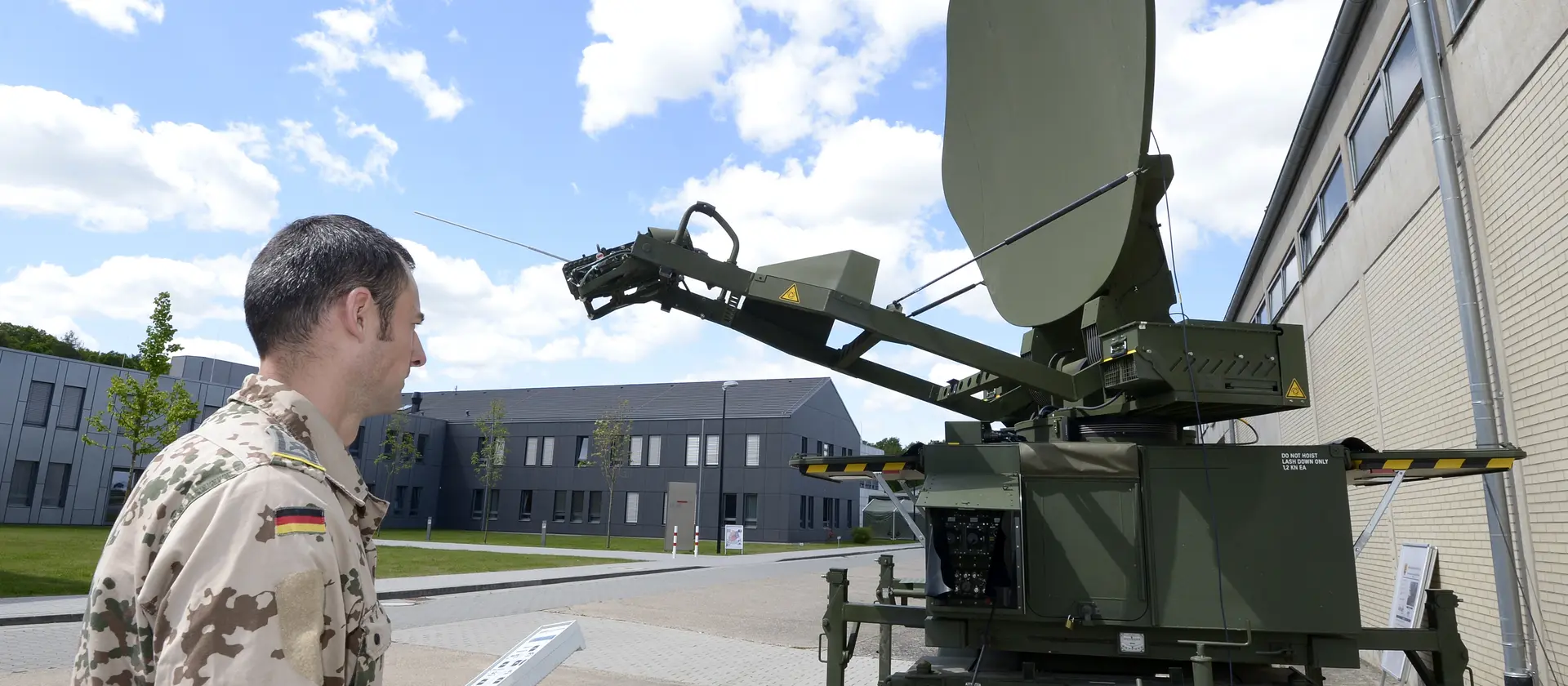 Ein Soldat der Bundeswehr vor einer Radaranlage