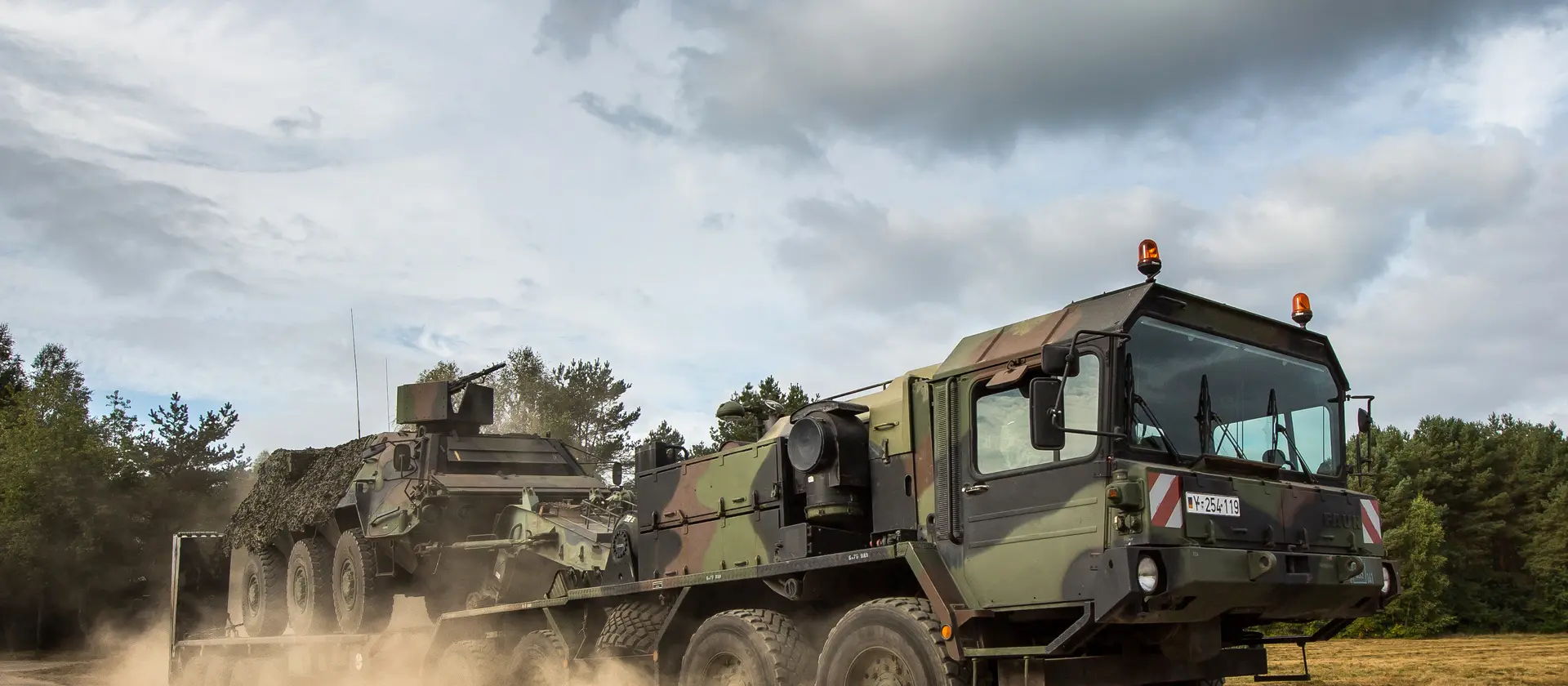 Ein Fahrzeug der Bundeswehr fährt durchs Gelände