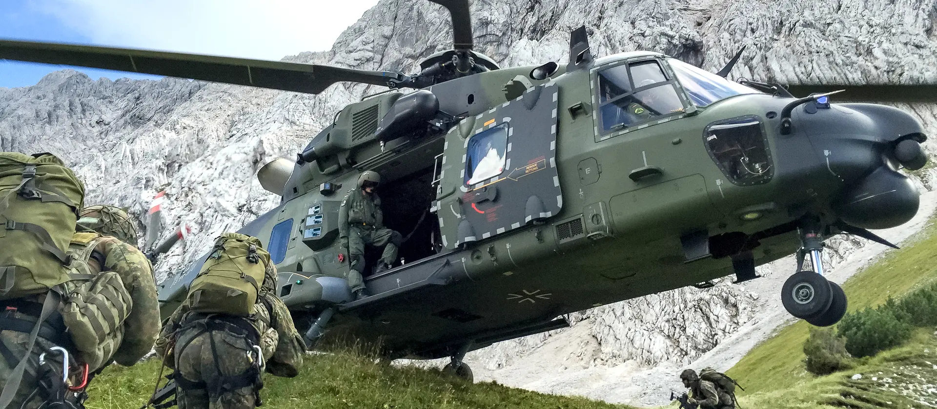Soldaten der Bundeswehr auf dem Weg zum Hubschrauber