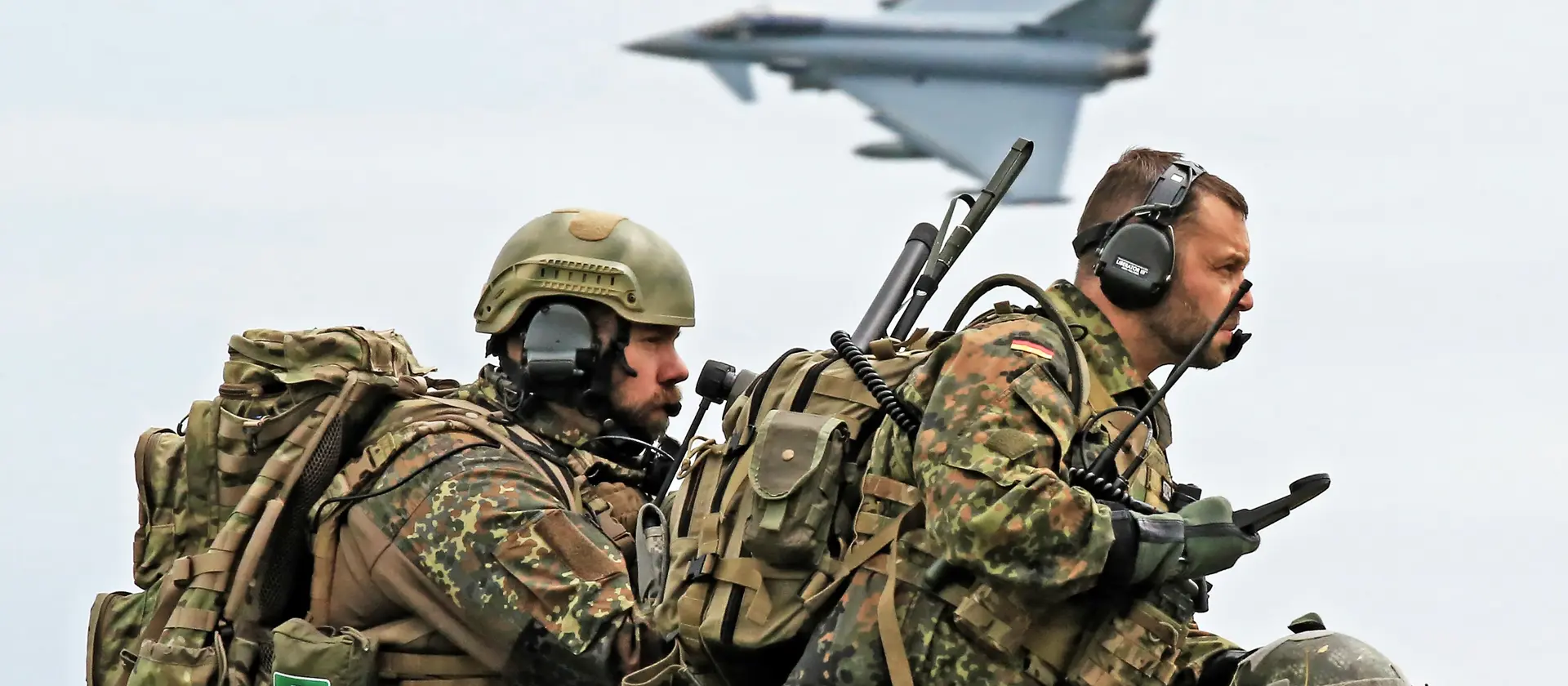 Soldaten mit Funkgeräten koordinieren den Einsatz von Kampfflugzeugen zur Unterstützung der Bodentruppen