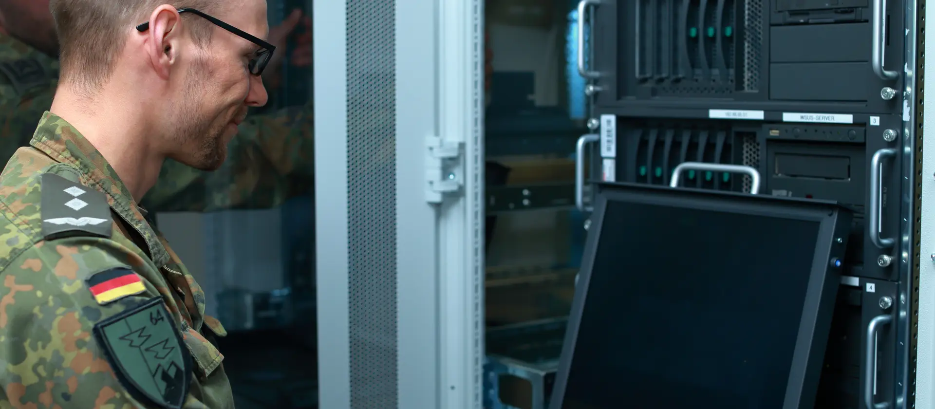 Ein Soldat prüft mit Hilfe eines Laptops technisches Gerät