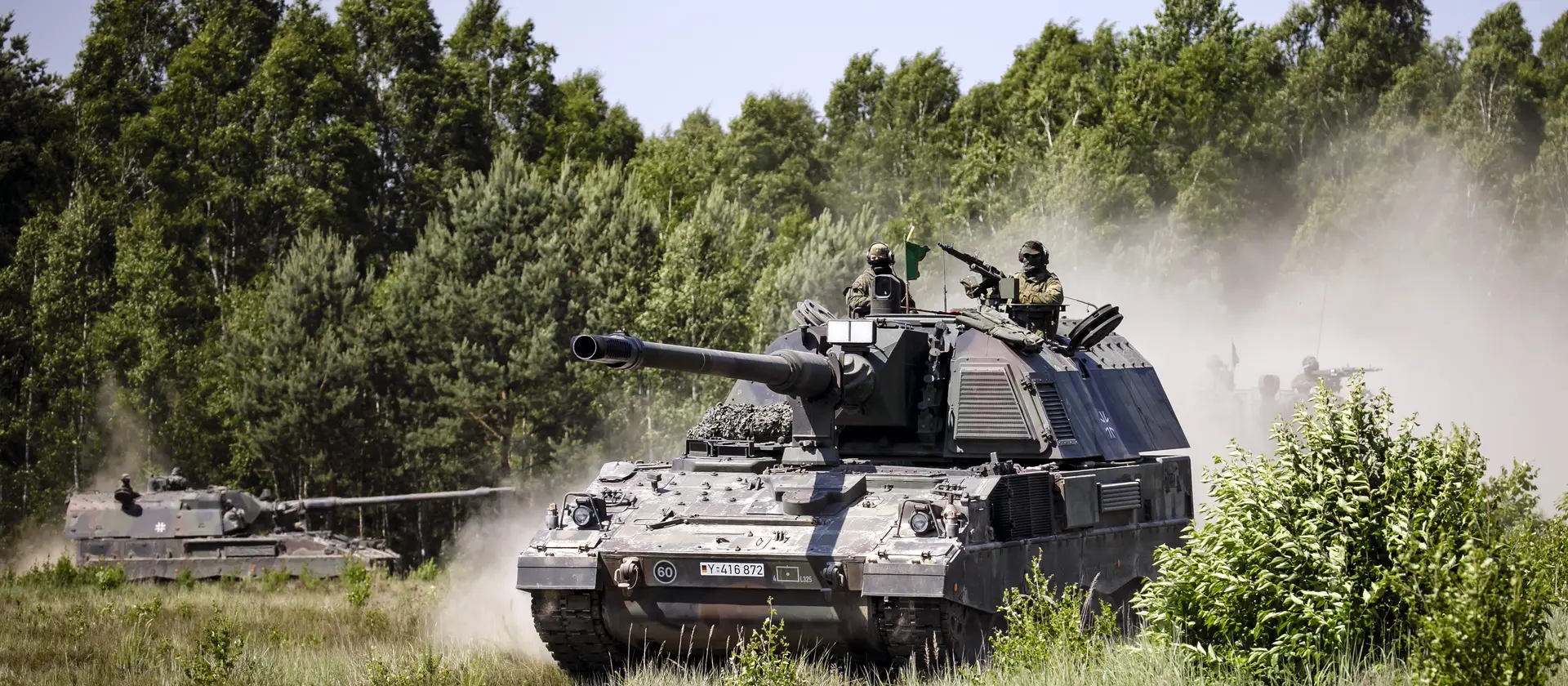 Soldaten der Bundeswehr fahren mit einem Panzer durchs Gelände