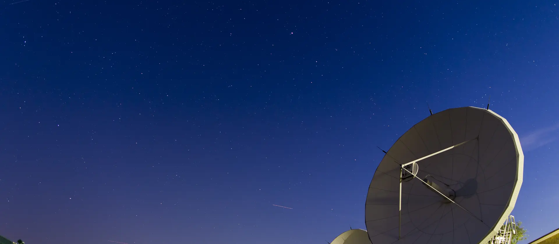 Satelitensysteme der Bundeswehr bei Nacht