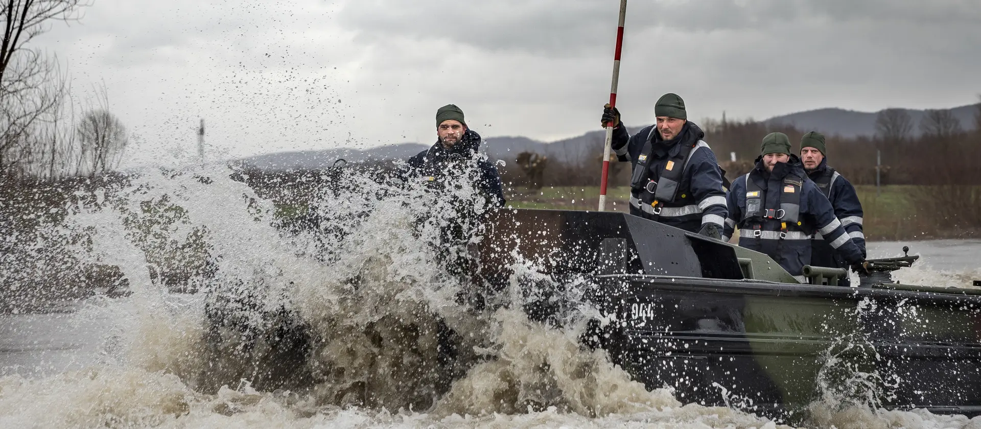 Soldaten der Bundeswehr bei einer Gewässerüberquerung 