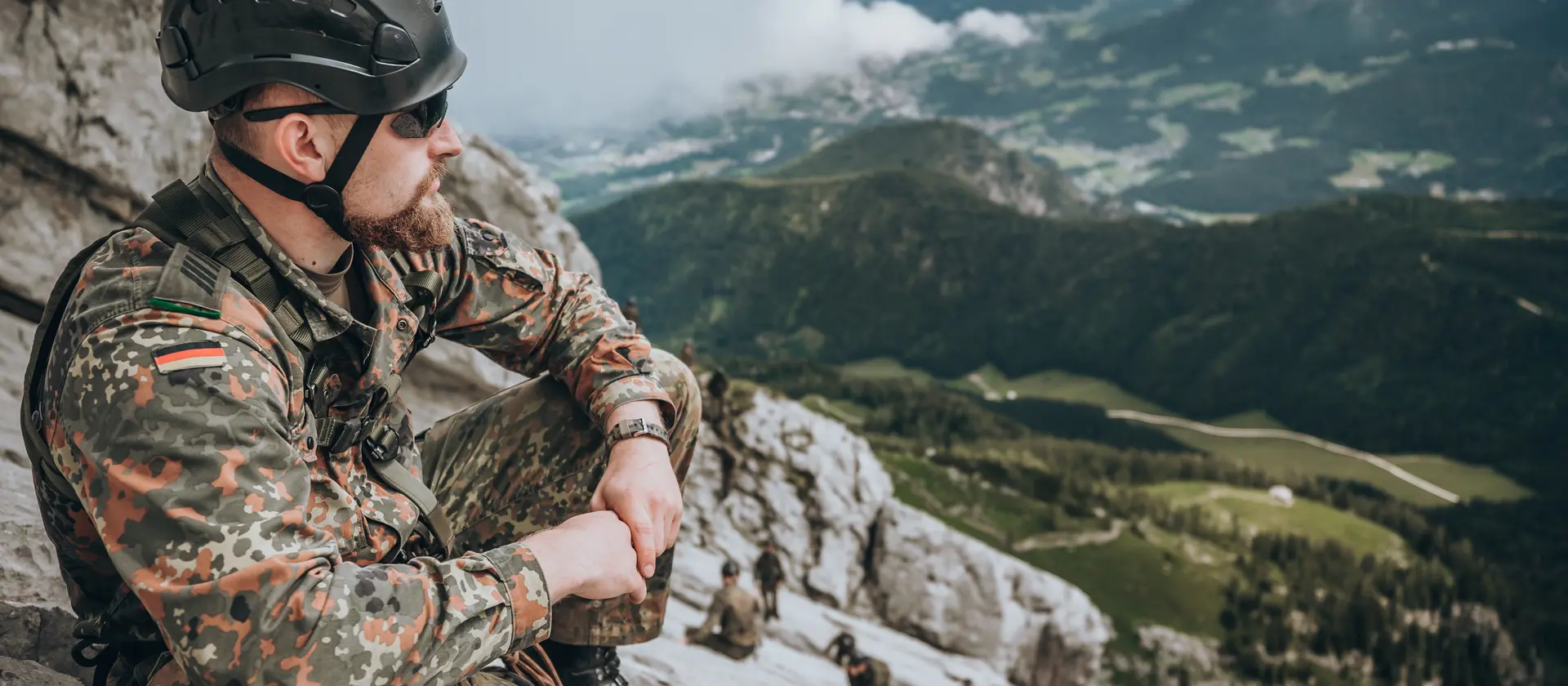 Ein Soldat der Bundeswehr in den Bergen
