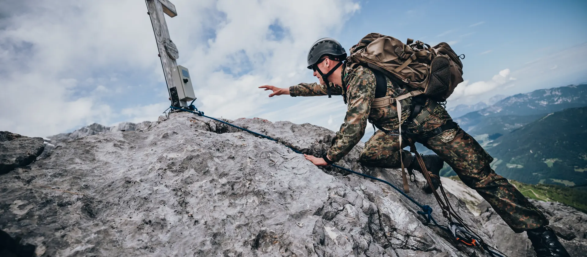 Ein Soldat der Bundeswehr erklimmt die Spitze eines Berges