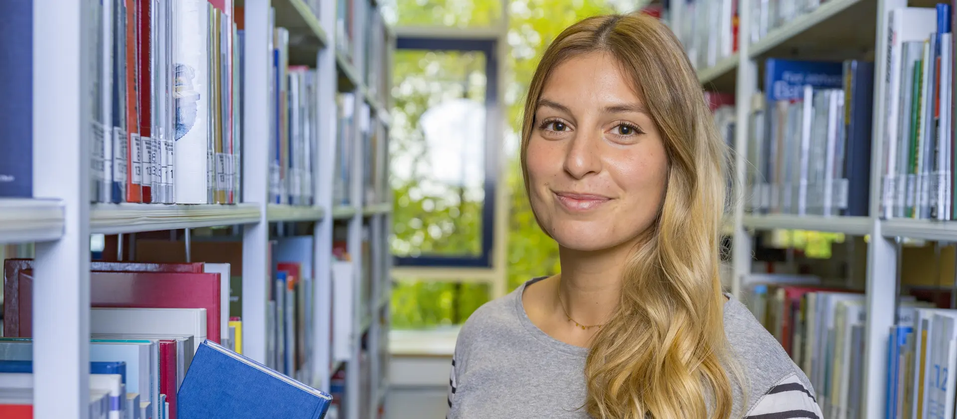 Studentin in der Bibliothek