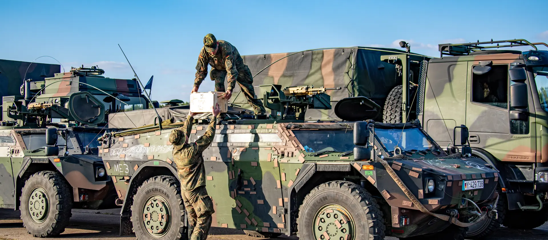 Soldaten bereiten ein Fahrzeug zum Transport vor