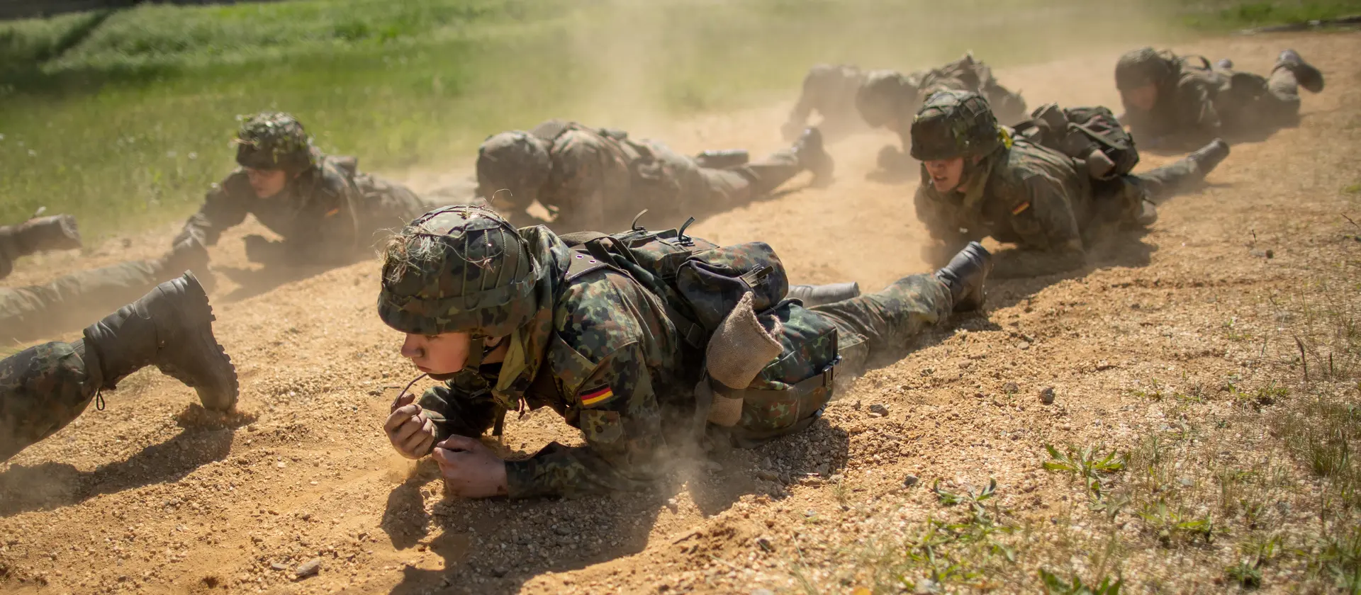 Soldaten bei der Grundausbildung robben im Sand