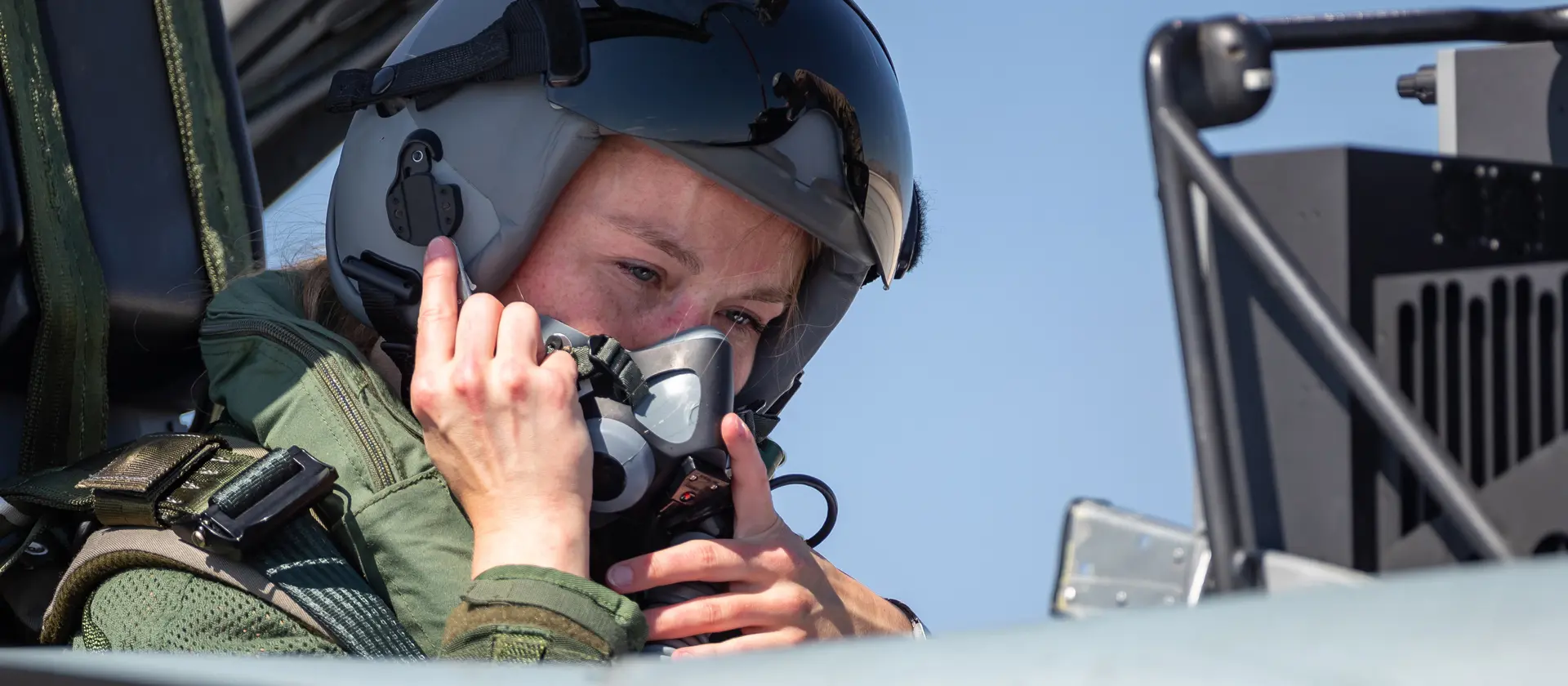 Pilotin im Cockpit