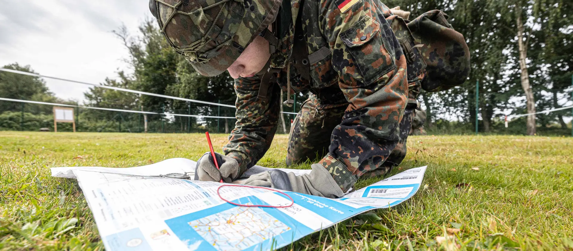 Ein Soldat markiert etwas auf einer Karte