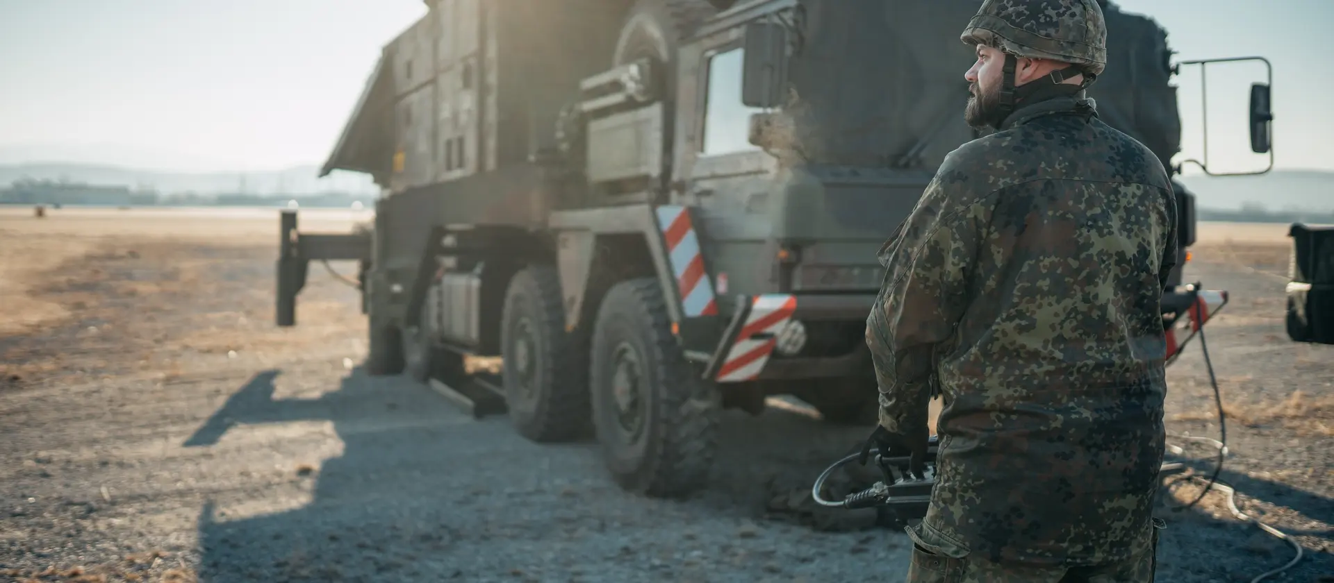 Soldat mit LKW