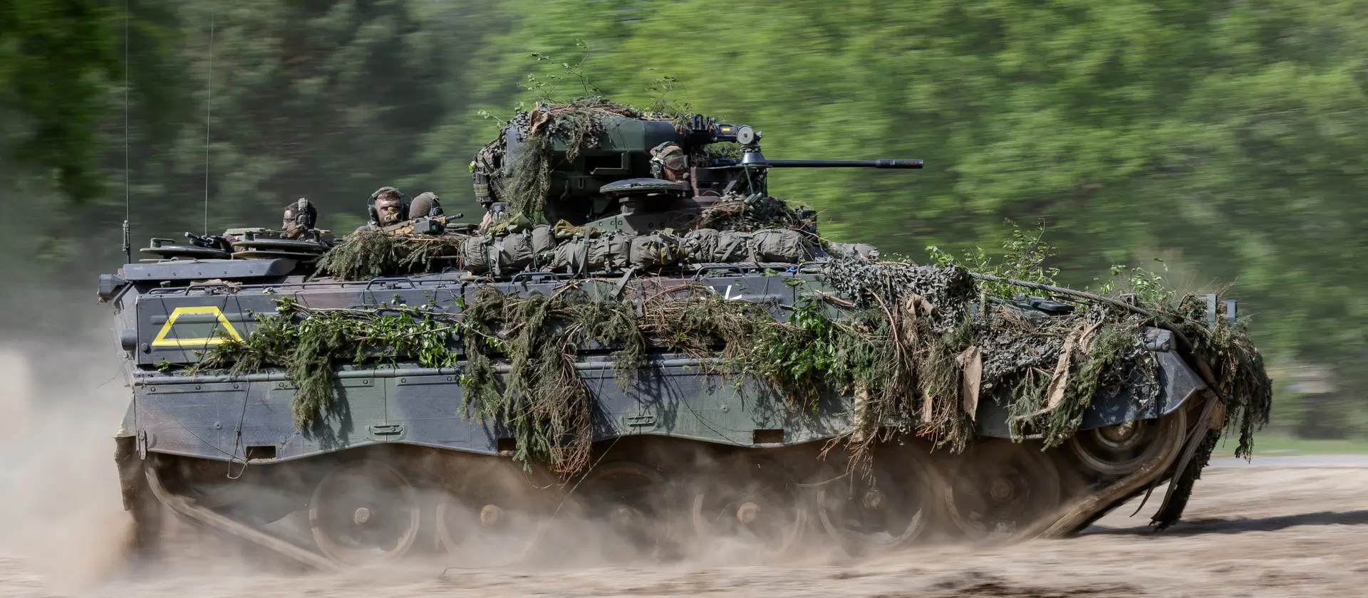 Ein Panzer der Bundeswehr fährt über ein Feld