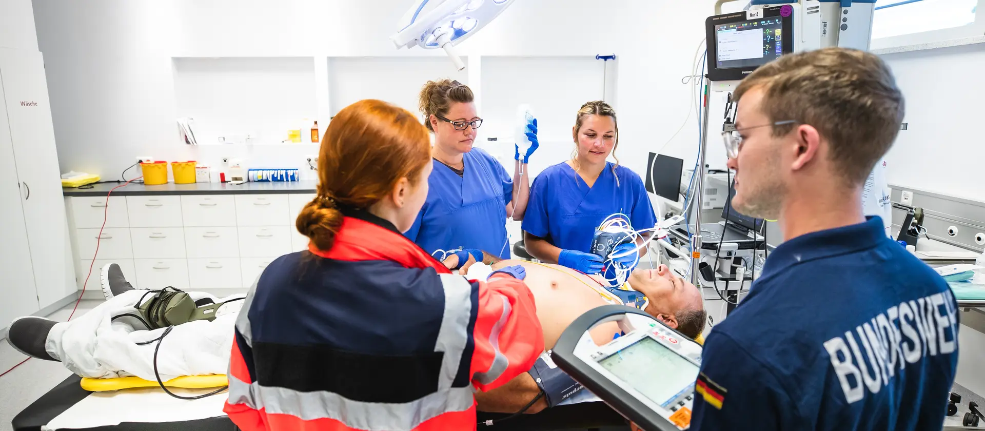 Notfallsanitäter behandeln einen Verletzten im Schockraum