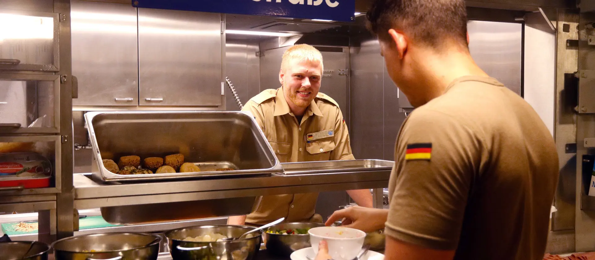 Ein Soldat in Uniform gibt Essen aus