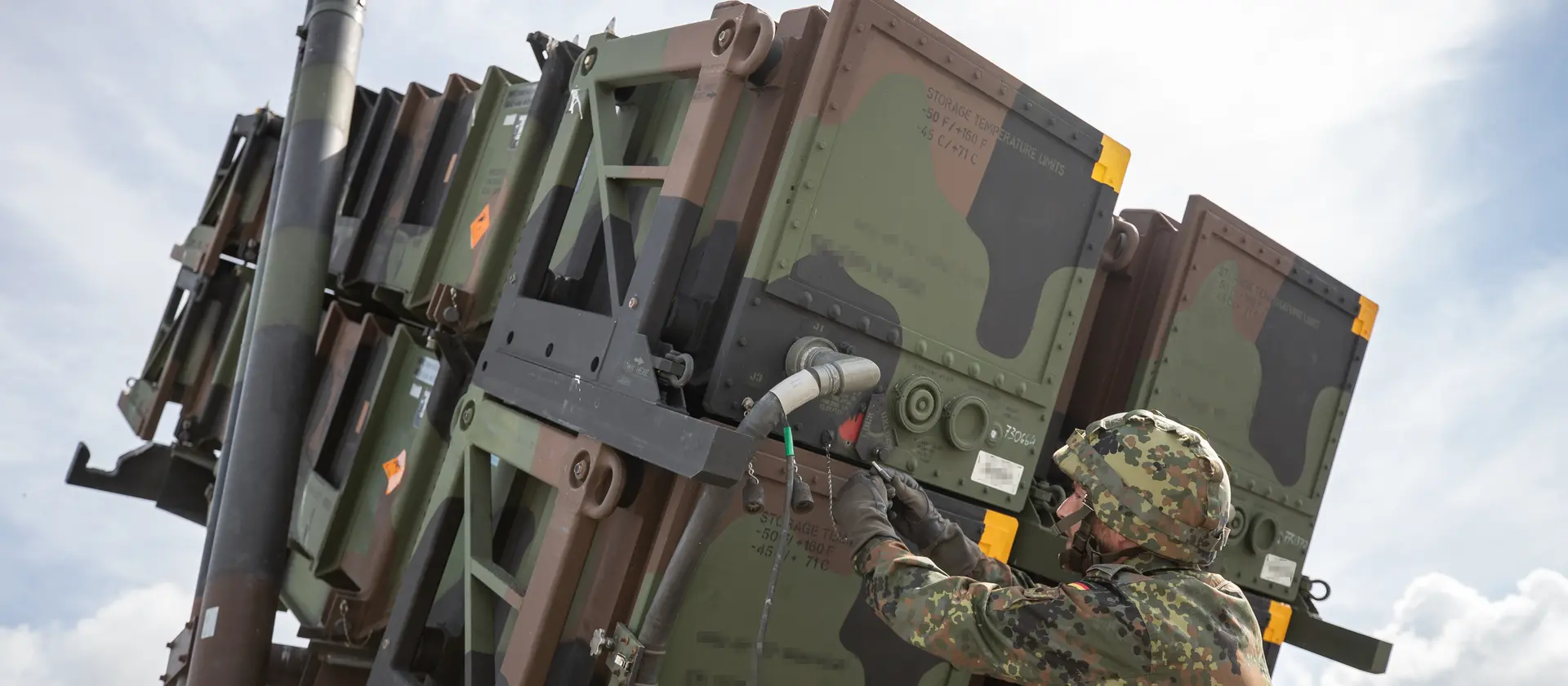 Soldat an Flugabwehrsystem