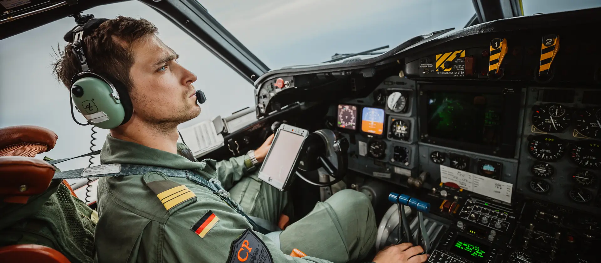 Ein Pilot der Marine überprüft die Instrumente beim Flug