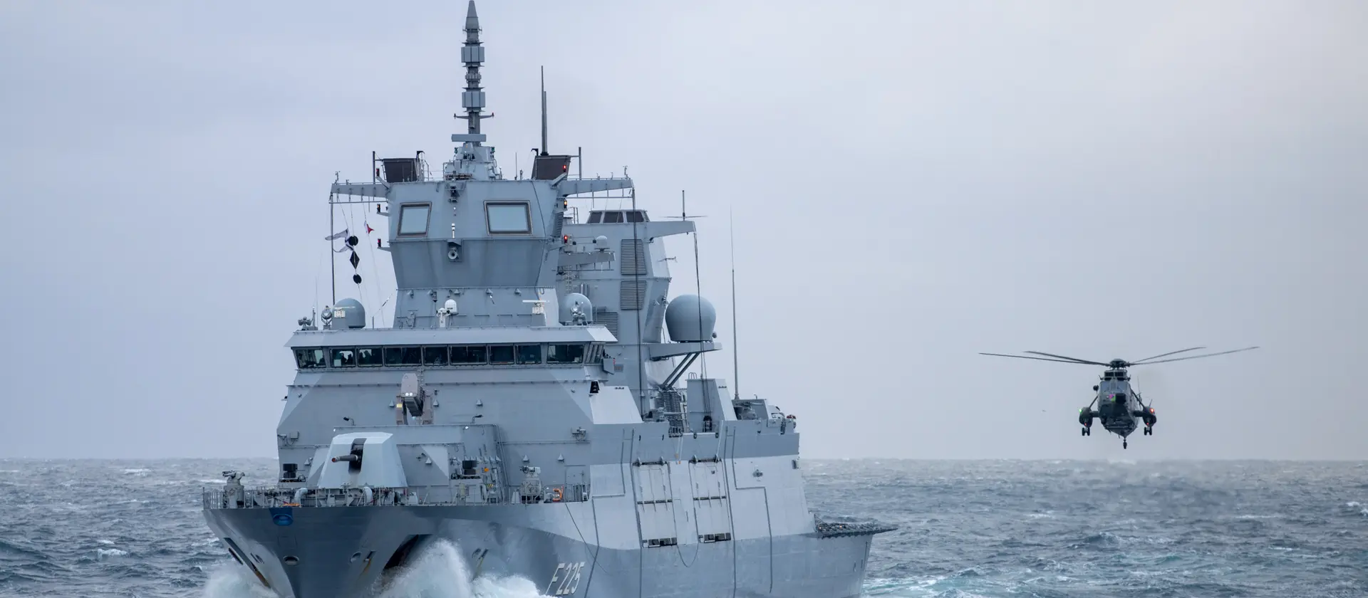 Ein Schiff der Marine auf dem Meer