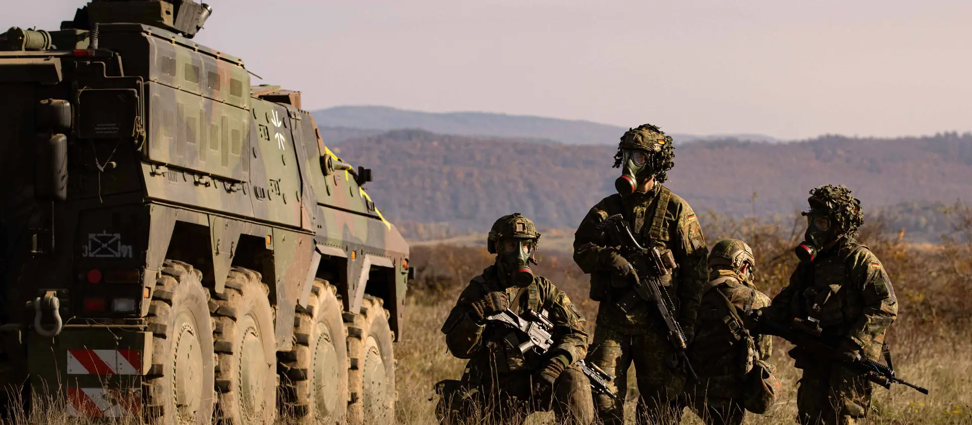 Soldaten der Bundeswehr stehen auf einem Feld
