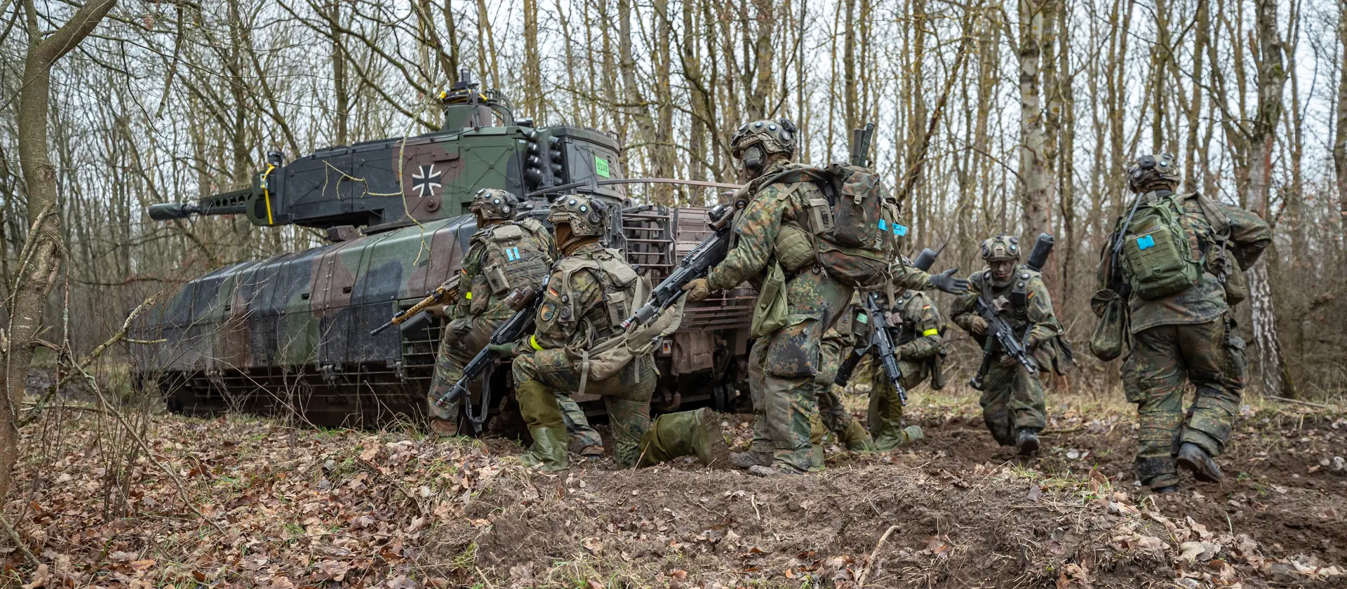 Soldaten der Bundeswehr stehen um einen Panzer der Bundeswehr