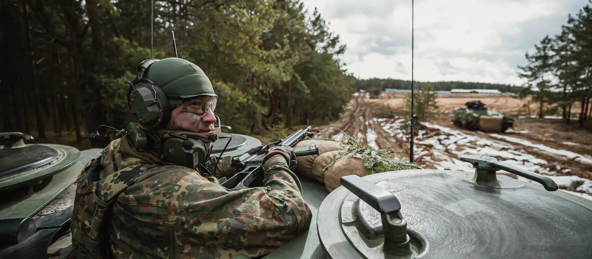 Ein Soldat der Bundeswehr auf einem Panzer